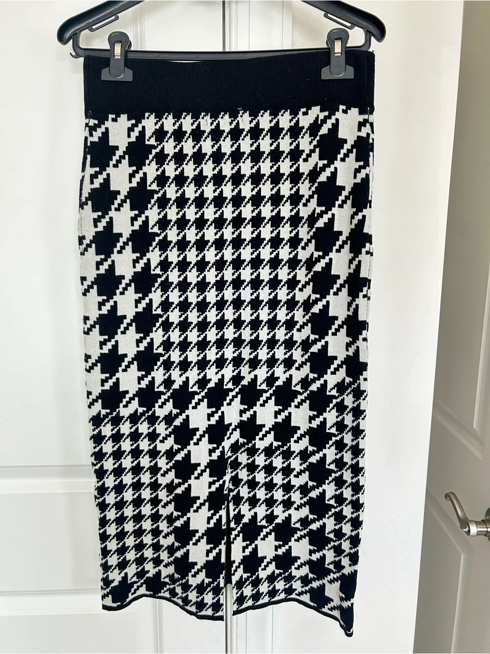 H&M Women’s Black and White Houndstooth Knit Midi Skirt